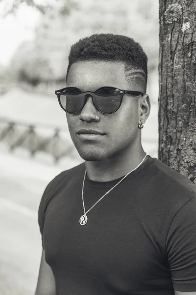 Tiro Escala Cinza Jovem Homem Apto Com Óculos Sol Penteado — Fotografia de Stock