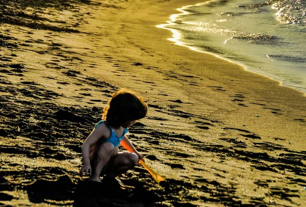 Bambino Che Gioca Con Sabbie Sulla Spiaggia Riva Mare Tramonto — Foto Stock