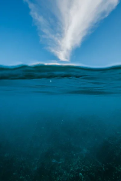 Μαγευτική Λήψη Της Υποβρύχιας Προβολής Της Επιφάνειας Της Θάλασσας Στην — Φωτογραφία Αρχείου