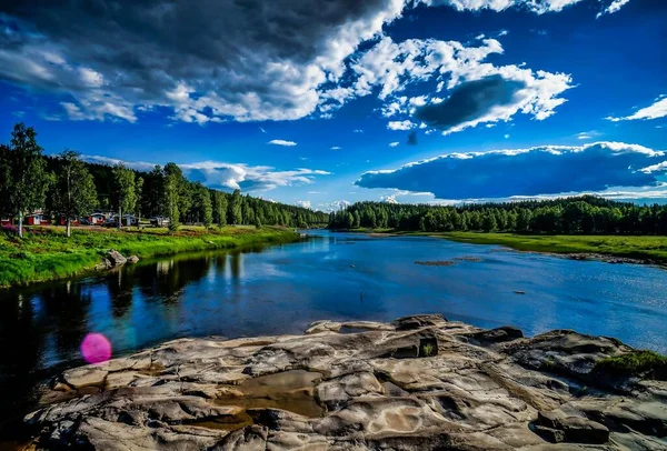 Lélegzetelállító Körül Fák Alatt Hipnotizáló Felhők Kék Svédországban — Stock Fotó