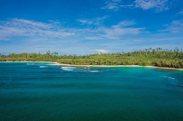 インドネシアの白い砂とターコイズブルーの澄んだ水を持つ美しい熱帯のビーチの空中ビュー — ストック写真