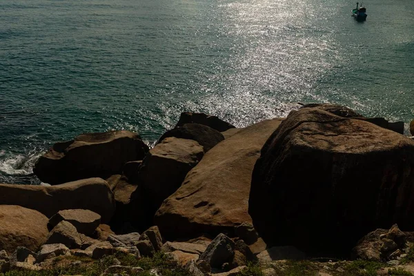 Μια Όμορφη Βολή Βράχων Κοντά Στη Θάλασσα Στο Βιετνάμ — Φωτογραφία Αρχείου