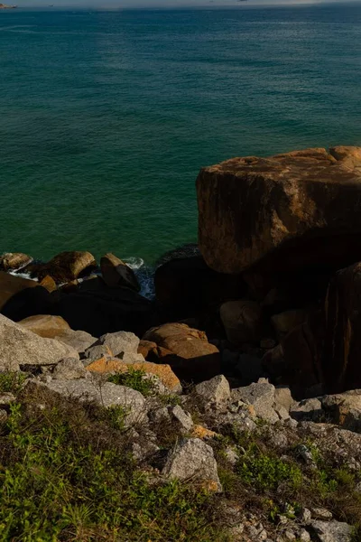 Μια Κάθετη Βολή Βράχων Κοντά Στη Θάλασσα Στο Βιετνάμ — Φωτογραφία Αρχείου