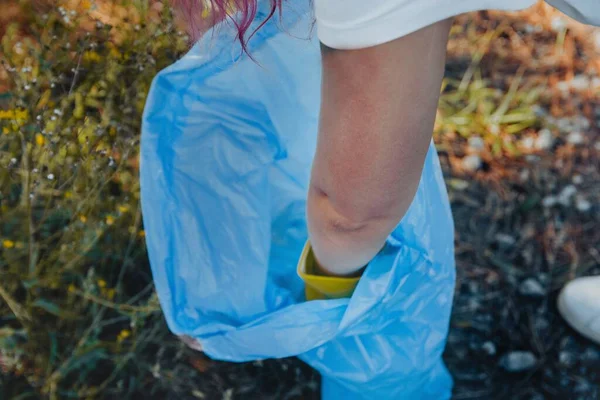 Una Joven Mujer Recogiendo Basura Poniendo Una Bolsa Basura Plástico — Foto de Stock