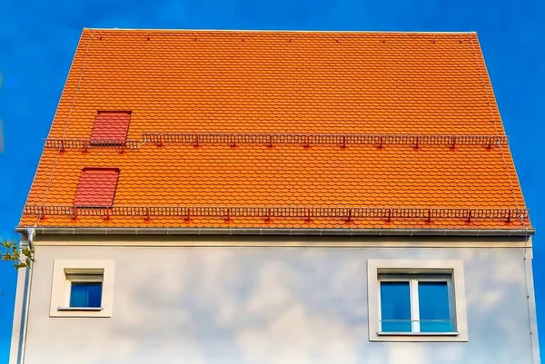 有明亮橙色顶棚的房子的立面 — 图库照片