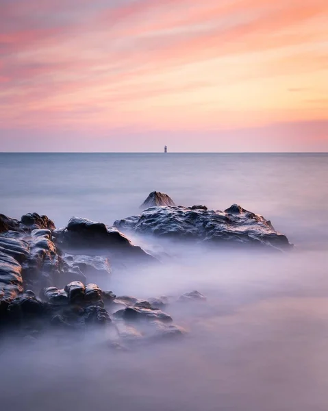 日落时格恩西岛海景的长期曝光照 — 图库照片
