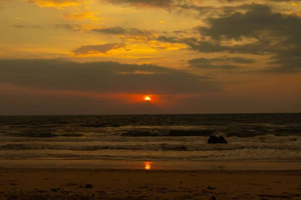 Eine Schöne Aufnahme Eines Meeres Mit Der Sonne Die Hinter — Stockfoto