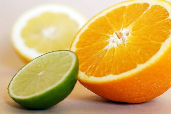 Primer Plano Naranjas Frescas Limas Pomelos Sobre Mesa — Foto de Stock