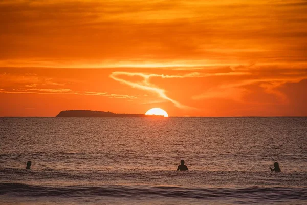 Der Faszinierende Blick Auf Den Ruhigen Ozean Und Die Silhouetten — Stockfoto
