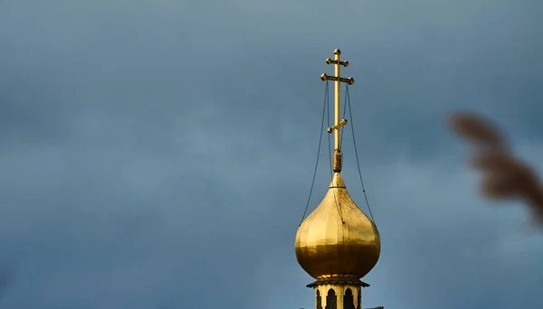 Tiro Foco Seletivo Uma Cúpula Dourada Com Céu Azul Nublado — Fotografia de Stock