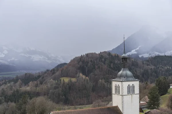 Través Arco Piedra Podemos Ver Parte Una Iglesia Pueblo Montaña —  Fotos de Stock