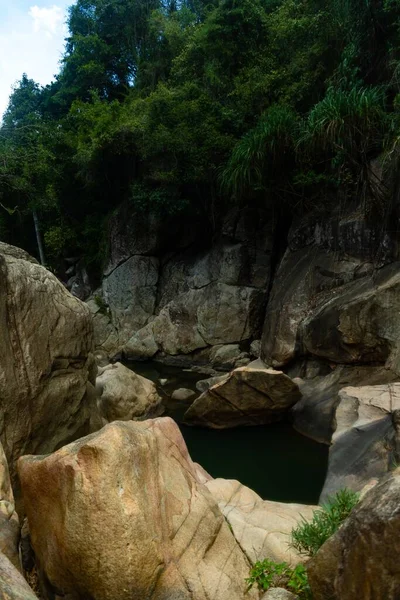 Colpo Verticale Flusso Acqua Nel Mezzo Rocce Vietnam — Foto Stock