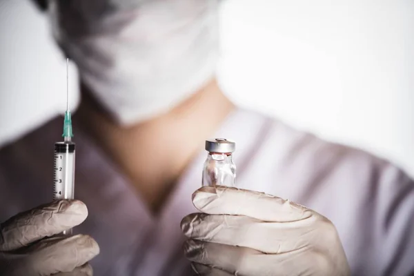 Covid Kızamık Gribe Karşı Aşı Içeren Şırınga Şişe Tutan Bir — Stok fotoğraf