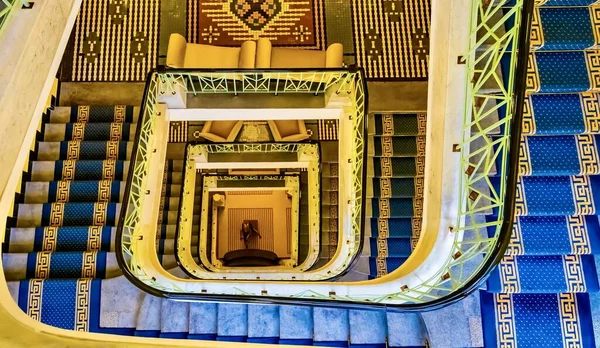 Una Vista Superior Una Larga Escalera Con Escaleras Alfombradas —  Fotos de Stock
