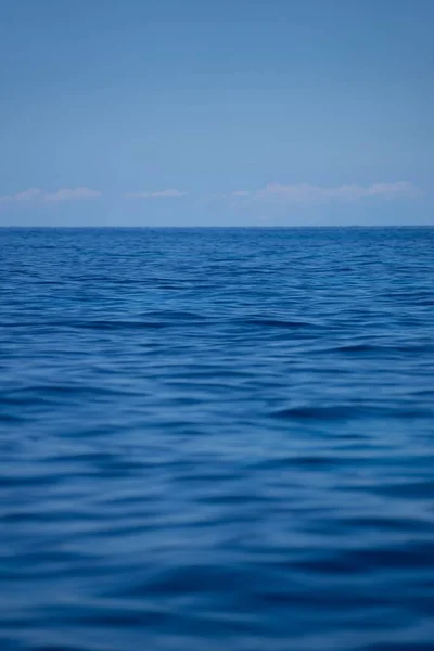 Havets Vågor Klarblå Himmel — Stockfoto
