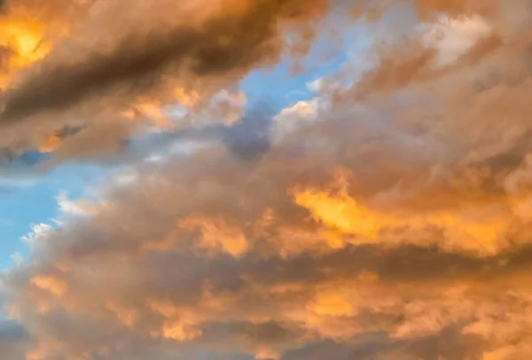 Низкий Угол Съемки Захватывающих Огней Облаков Голубом Небе Запечатленных Словении — стоковое фото