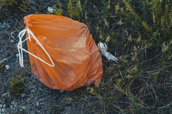 Sac Ordures Plastique Orange Sur Sol Concept Pollution Environnementale — Photo