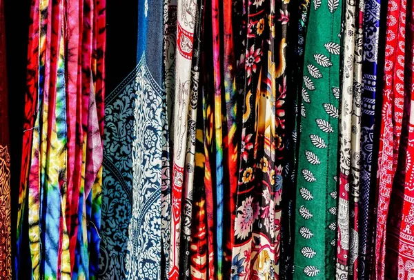 Zbliżenie Ujęcia Pięknych Kolorowych Tkanin Rynku Uchwyconym Laosie Azja — Zdjęcie stockowe