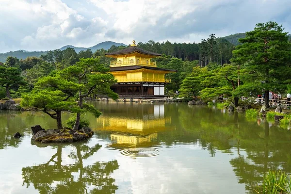 Krásný Chrám Kinkaku Okolní Stromy Odrážely Jezírku Japonském Kjótu — Stock fotografie