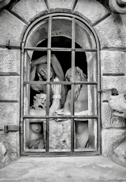 Gros Plan Statues Prisonniers Pleurs Dans Une Cellule Prison — Photo