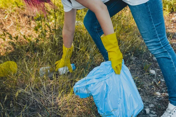 Una Joven Mujer Recogiendo Basura Poniendo Una Bolsa Basura Plástico — Foto de Stock