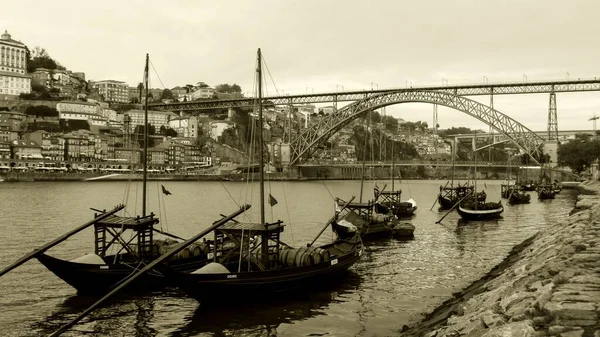 Plano Panorámico Escala Grises Barcos Río Con Puente Fondo — Foto de Stock