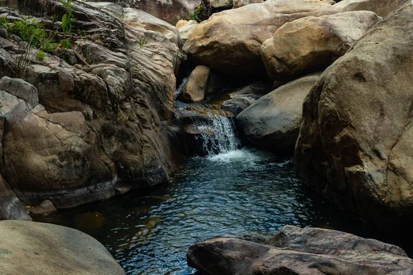 越南岩石中间的一条水流 — 图库照片