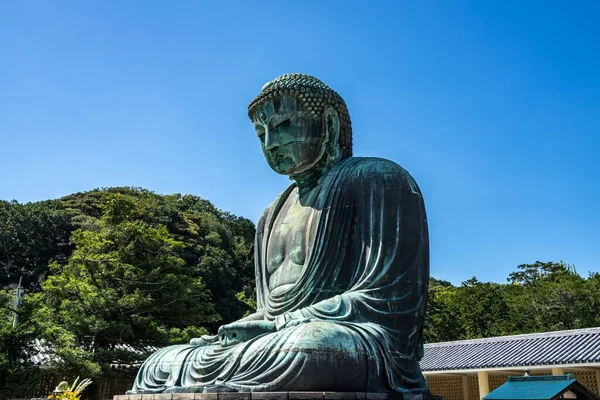 Een Lage Hoek Opname Van Great Buddha Standbeeld Onder Blauwe — Stockfoto