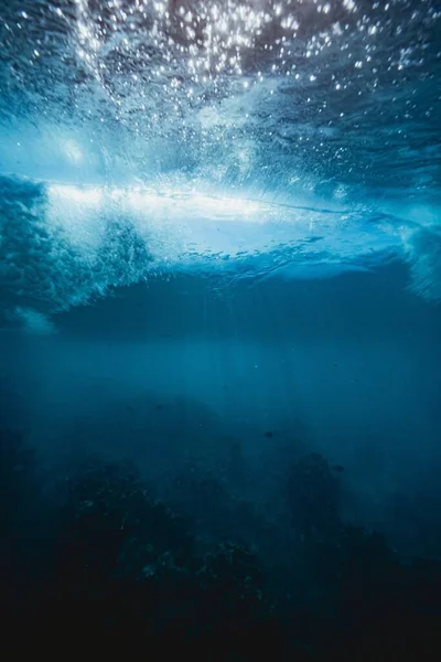 Fascinante Plano Vista Submarina Superficie Del Mar Indonesia Perfecto Para — Foto de Stock