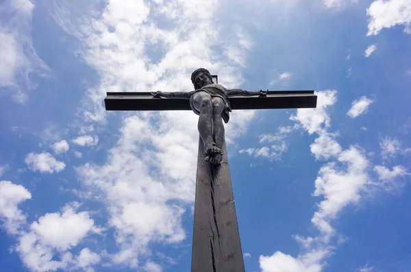 Eine Flache Aufnahme Eines Kruzifixes Vor Einem Wolkenverhangenen Blauen Himmel — Stockfoto