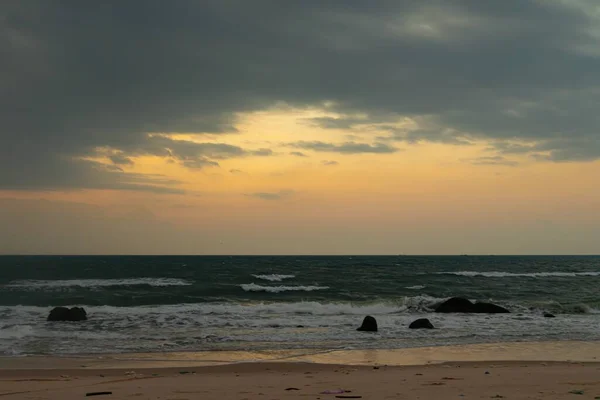 Una Hermosa Toma Del Mar Bajo Cielo Nublado Bnh Hng — Foto de Stock