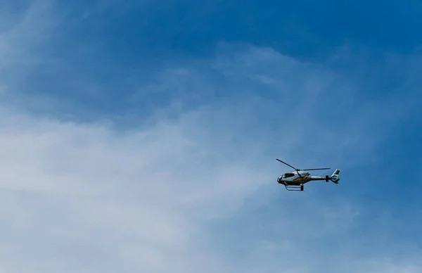 Enda Helikopter Den Blå Himlen Dagtid — Stockfoto