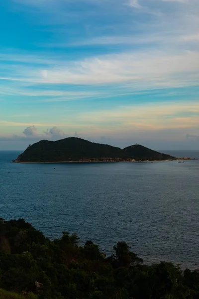 Tiro Vertical Mar Com Uma Ilha Distância Vietnã — Fotografia de Stock