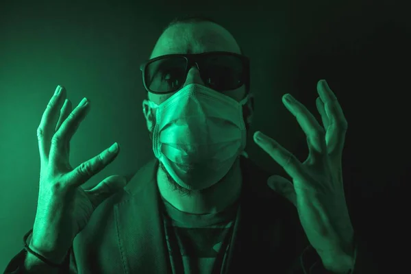 Tıbbi Yüz Maskesi Takan Bir Adam Korkmuş Koronavirüs Konsepti Ile — Stok fotoğraf