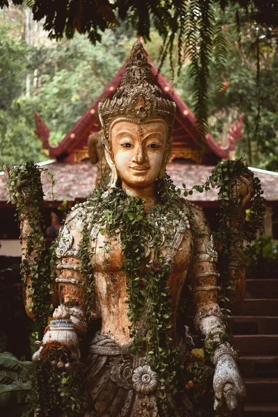 Eine Vertikale Nahaufnahme Der Wächterstatue Buddhistischen Pha Lat Tempel Chiang — Stockfoto