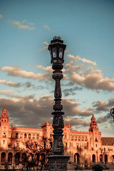 Függőleges Felvétel Egy Homályos Hátterű Utcai Lámpáról Spanyolországban — Stock Fotó