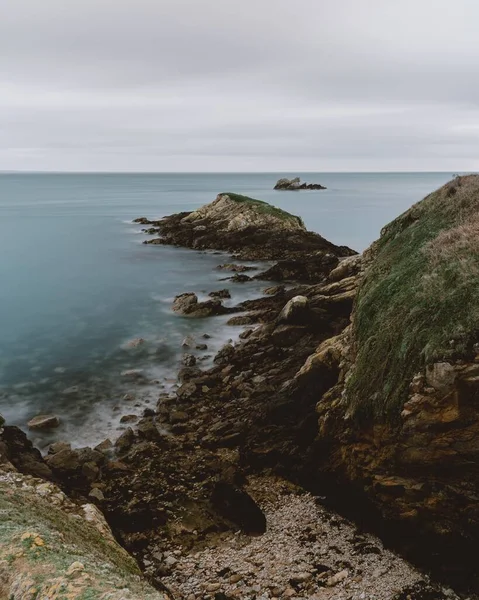 Tiro Vertical Das Rochas Falésias Praia Guernsey — Fotografia de Stock