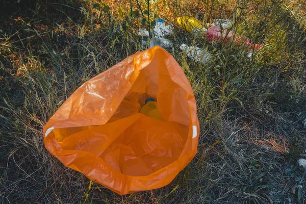 Saco Lixo Plástico Laranja Chão Conceito Poluição Ambiental — Fotografia de Stock