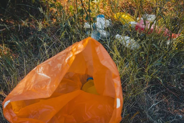 Una Bolsa Basura Plástico Naranja Suelo Concepto Contaminación Ambiental — Foto de Stock