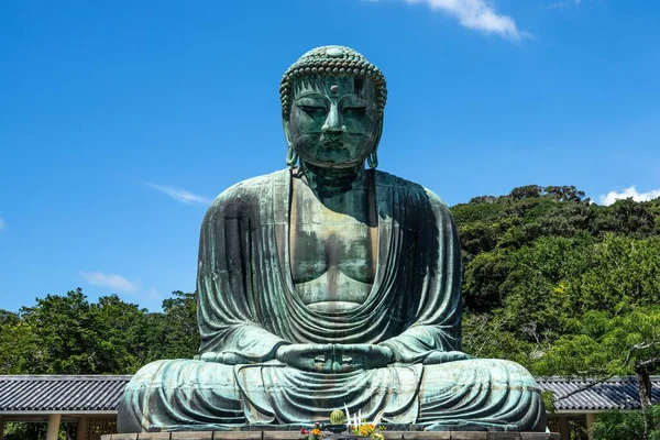 Een Lage Hoek Opname Van Great Buddha Standbeeld Onder Blauwe — Stockfoto