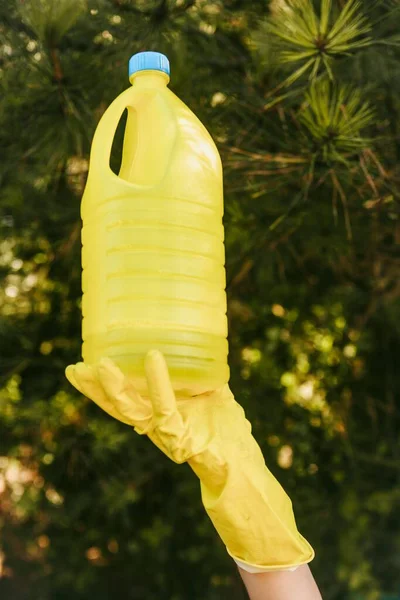 Uma Pessoa Com Luvas Amarelas Segurando Uma Garrafa Plástico Amarelo — Fotografia de Stock