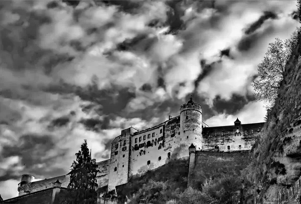 Tiro Ângulo Baixo Escala Cinza Castelo Hohensalzburg Contra Céu Nublado — Fotografia de Stock