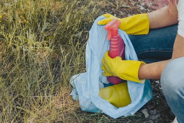 Una Joven Mujer Recogiendo Basura Poniendo Una Bolsa Basura Plástico — Foto de Stock