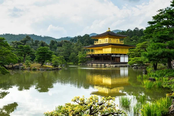 Gyönyörű Kinkaku Templom Környező Fák Tükröződnek Tavon Kiotóban Japánban — Stock Fotó