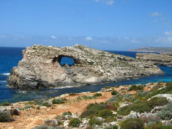 Ein Großer Felsen Mit Einem Loch Inneren Umgeben Von Wasser — Stockfoto