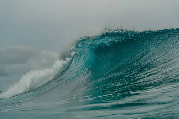 Wnętrze Ogromnej Falującej Fali Morza Wyspach Mentawai Indonezja — Zdjęcie stockowe