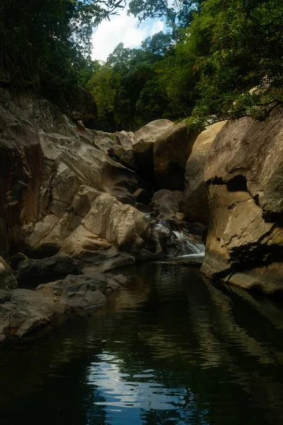 Vertikal Bild Vattenflödet Sten Vietnam — Stockfoto