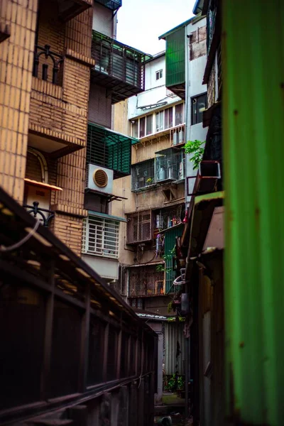 Uma Foto Vertical Dos Antigos Edifícios Residenciais Taipei Taiwan — Fotografia de Stock