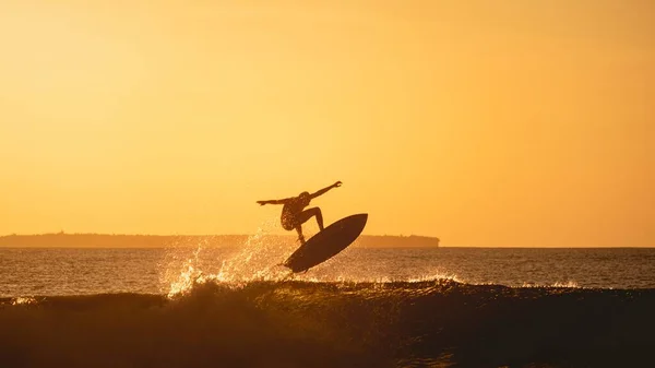 Fascinante Vista Silueta Surfista Océano Durante Puesta Sol Indonesia —  Fotos de Stock