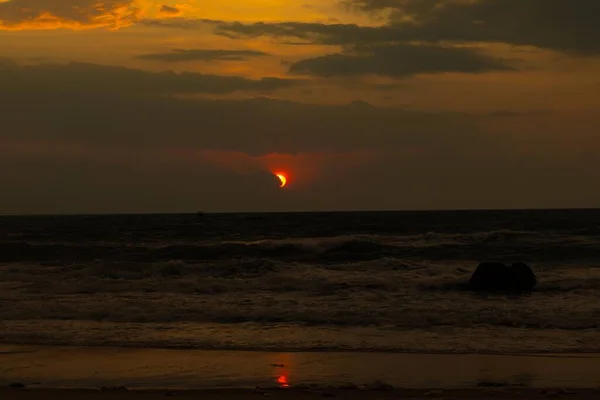 Ein Meer Mit Der Sonne Hinter Den Wolken Vietnam — Stockfoto